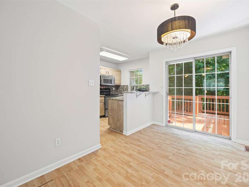 8117 Circle Tree Lane, Charlotte, NC 28277.  MLS# CAR4383359, YatesRealty ID 30542. Dining area