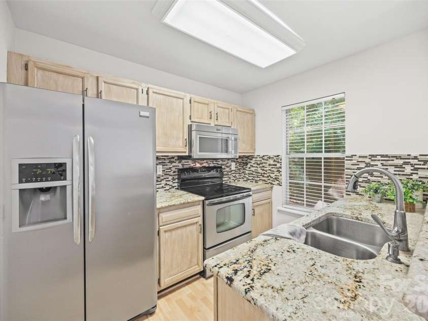 8117 Circle Tree Lane, Charlotte, NC 28277.  MLS# CAR4383359, YatesRealty ID 30542. Kitchen