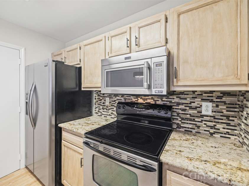 8117 Circle Tree Lane, Charlotte, NC 28277.  MLS# CAR4383359, YatesRealty ID 30542. Kitchen with stainless appliances