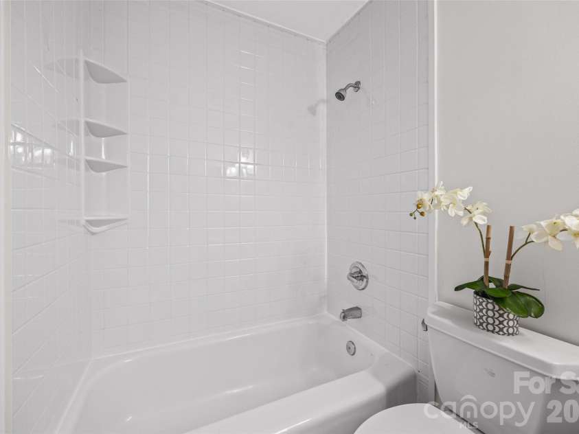 8117 Circle Tree Lane, Charlotte, NC 28277.  MLS# CAR4383359, YatesRealty ID 30542. Primary bath