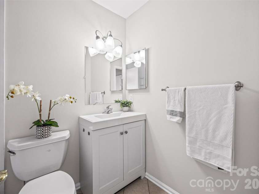 8117 Circle Tree Lane, Charlotte, NC 28277.  MLS# CAR4383359, YatesRealty ID 30542. Primary bath en-suite