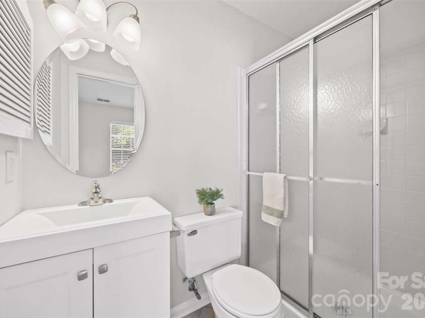 8117 Circle Tree Lane, Charlotte, NC 28277.  MLS# CAR4383359, YatesRealty ID 30542. Second en-suite full bath
