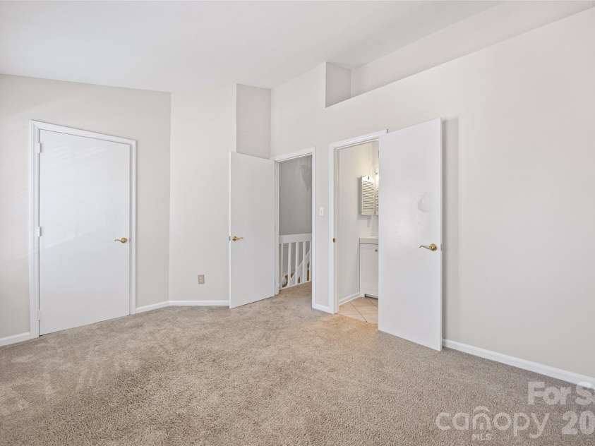 8117 Circle Tree Lane, Charlotte, NC 28277.  MLS# CAR4383359, YatesRealty ID 30542. Second primary suite