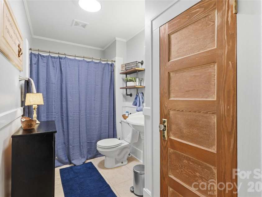 502 Ridge Avenue, Kannapolis, NC 28083.  MLS# CAR4390165, YatesRealty ID 30543. 2nd Full Bathroom