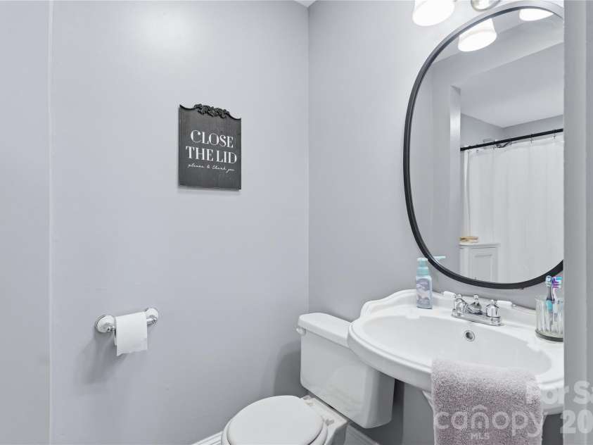 502 Ridge Avenue, Kannapolis, NC 28083.  MLS# CAR4390165, YatesRealty ID 30543. Primary Full Bathroom