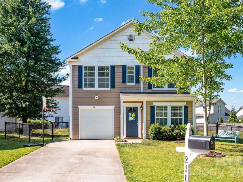 211 Wolf Creek Lane, Statesville, NC 28625.  MLS# CAR4387990, YatesRealty ID 30549. 