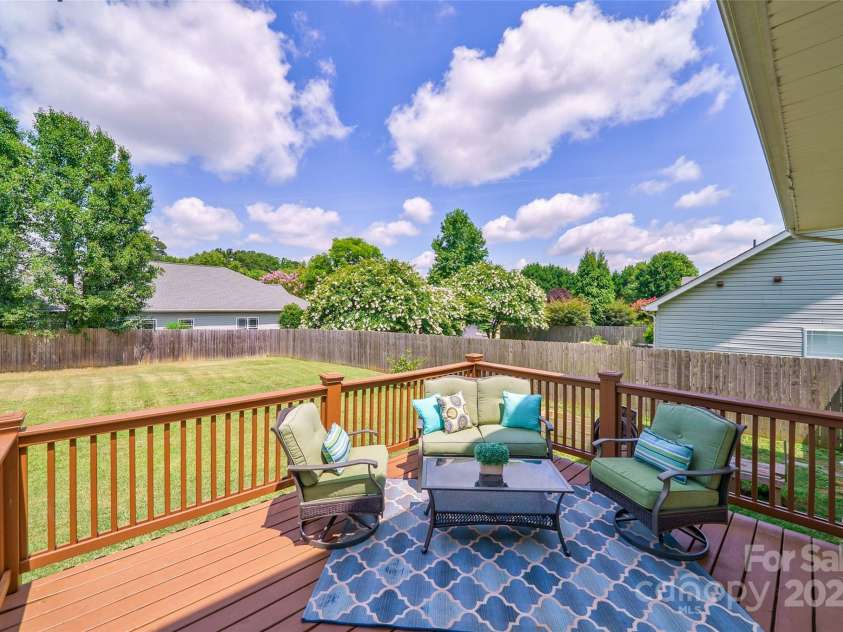 8509 Castle Cliff Drive, Matthews, NC 28105.  MLS# CAR4281343, YatesRealty ID 30552. 