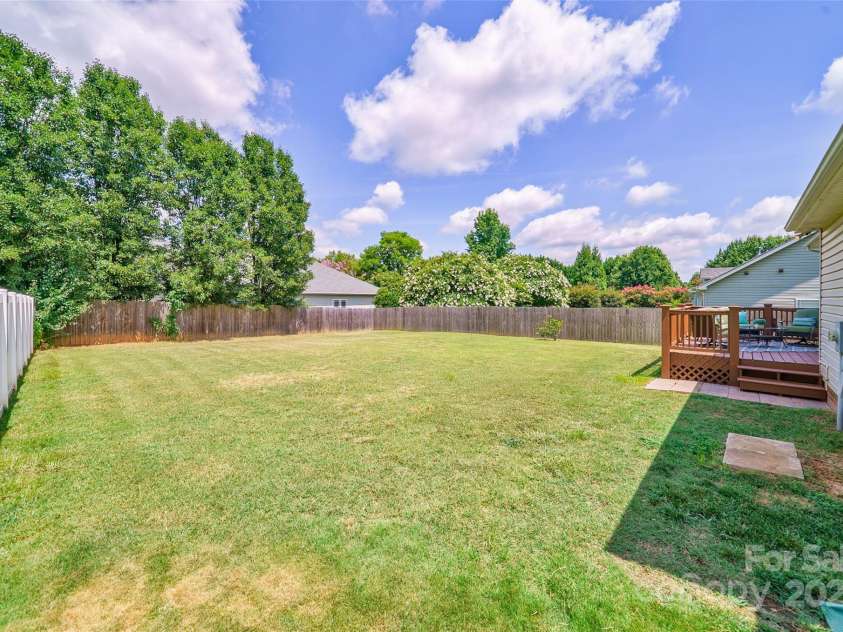 8509 Castle Cliff Drive, Matthews, NC 28105.  MLS# CAR4281343, YatesRealty ID 30552. 