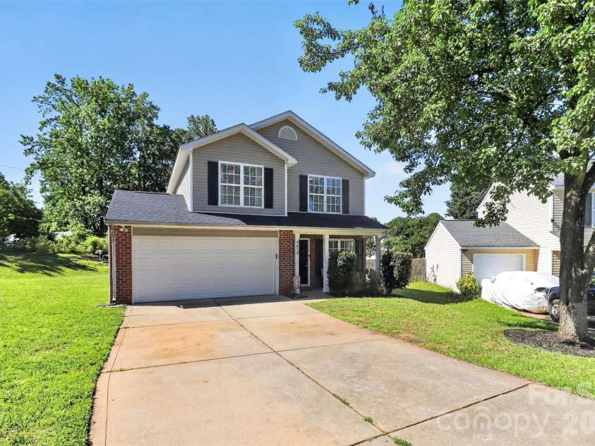 4819 Hopewood Lane, Charlotte, NC 28216.  MLS# CAR4390818, YatesRealty ID 30553. 