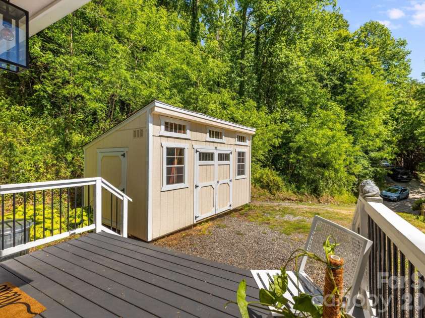 747 Osborne Road, Clyde, NC 28721.  MLS# CAR4381805, YatesRealty ID 30554. 