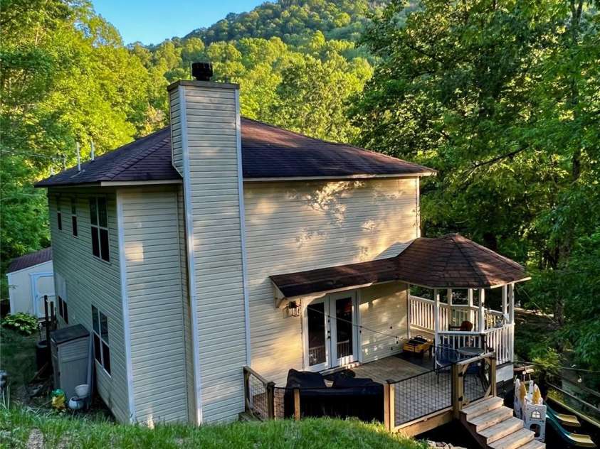747 Osborne Road, Clyde, NC 28721.  MLS# CAR4381805, YatesRealty ID 30554. 