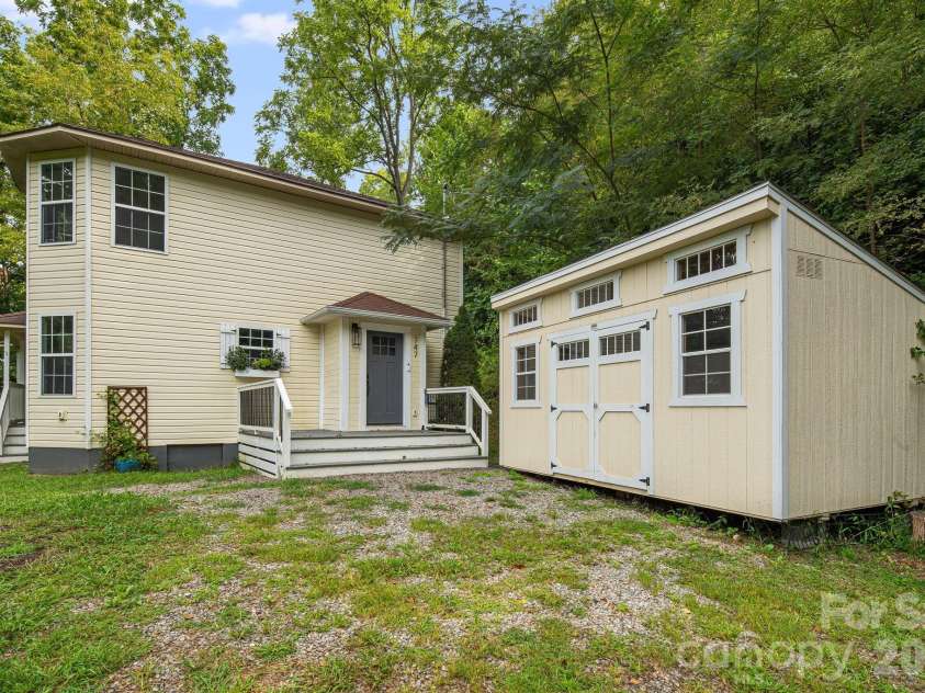 747 Osborne Road, Clyde, NC 28721.  MLS# CAR4381805, YatesRealty ID 30554. 