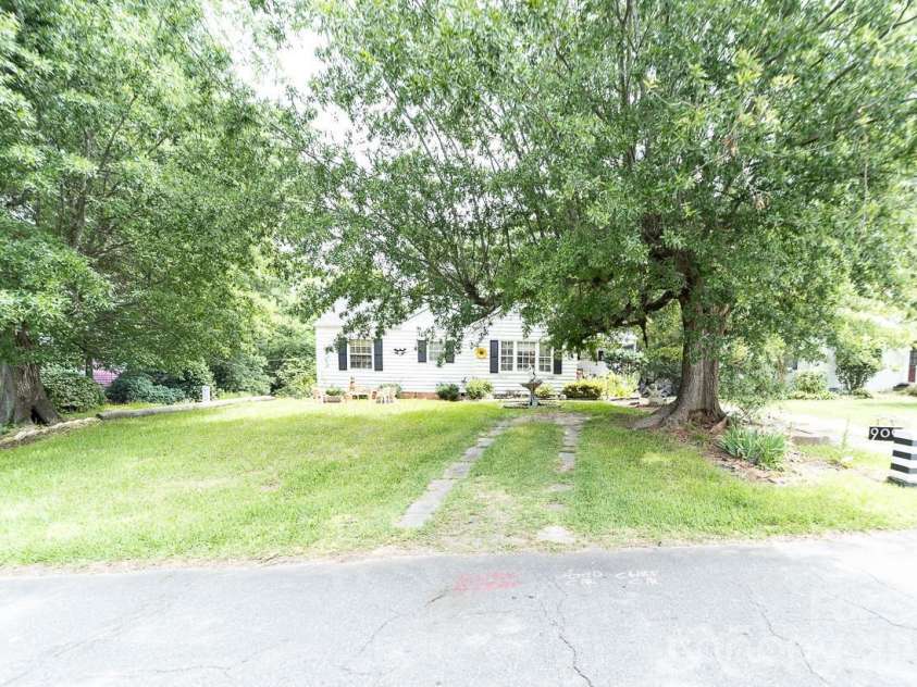 909 Drummond Avenue, Charlotte, NC 28205.  MLS# CAR4393457, YatesRealty ID 30556. 