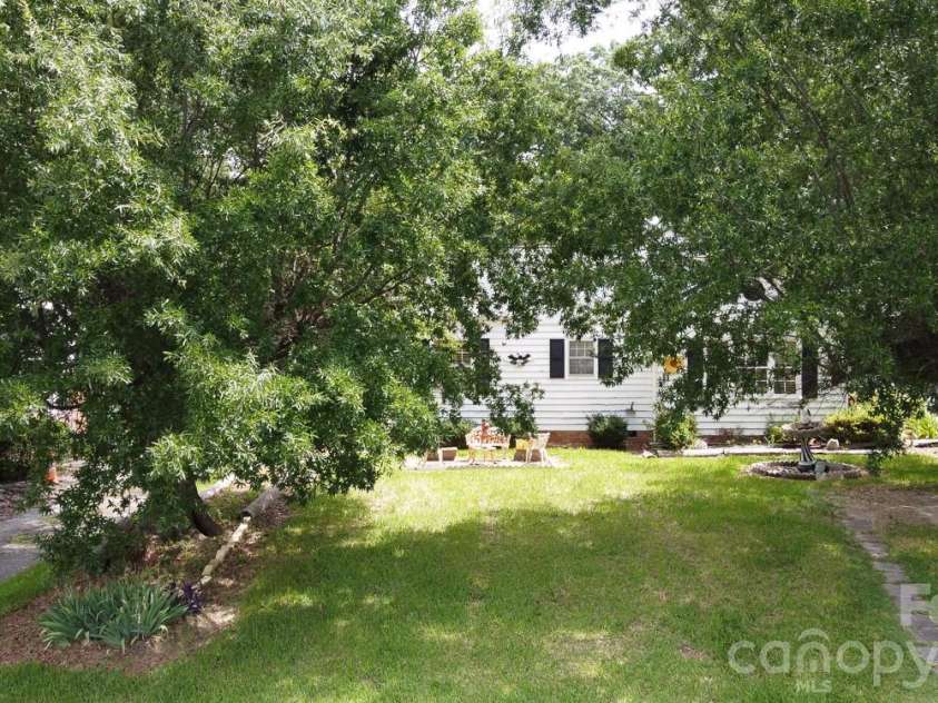 909 Drummond Avenue, Charlotte, NC 28205.  MLS# CAR4393457, YatesRealty ID 30556. 