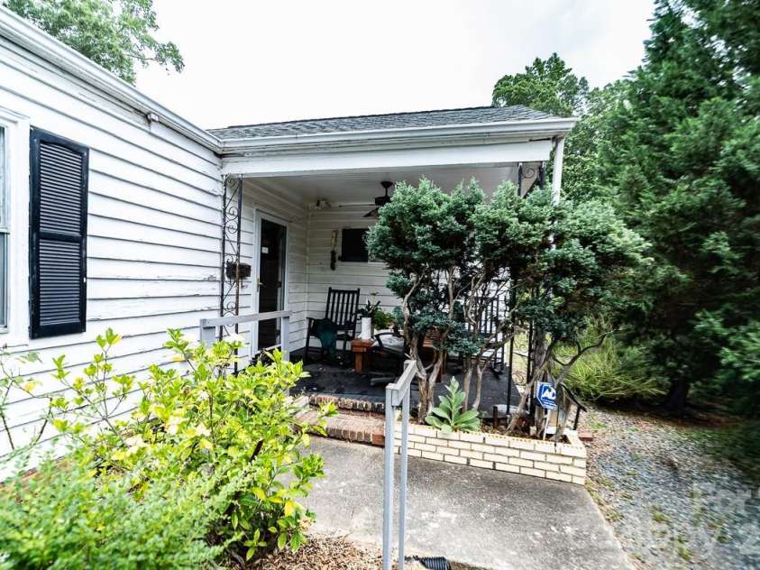 909 Drummond Avenue, Charlotte, NC 28205.  MLS# CAR4393457, YatesRealty ID 30556. 