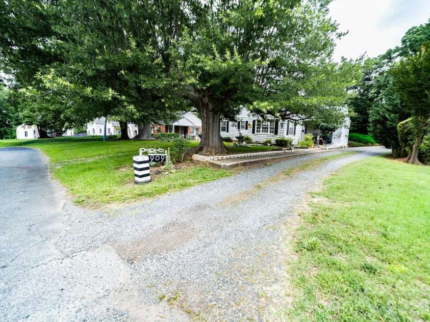 909 Drummond Avenue, Charlotte, NC 28205.  MLS# CAR4393457, YatesRealty ID 30556. 