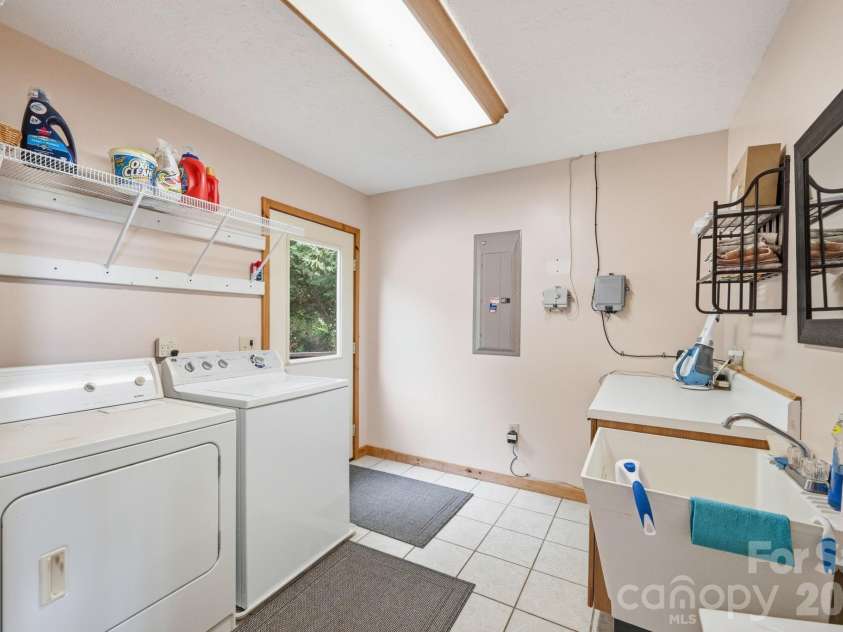 605 Valley View Drive, Purlear, NC 28665.  MLS# CAR4393524, YatesRealty ID 30559. Main Level Laundry Room/Mud Room