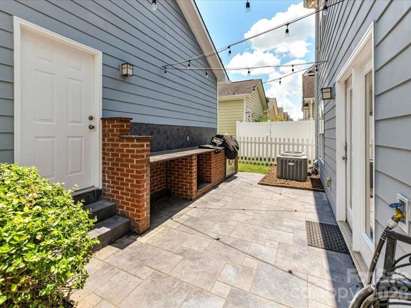 1733 Lela Avenue, Charlotte, NC 28208.  MLS# CAR4391449, YatesRealty ID 30563. 