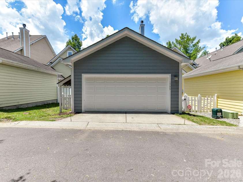 1733 Lela Avenue, Charlotte, NC 28208.  MLS# CAR4391449, YatesRealty ID 30563. 