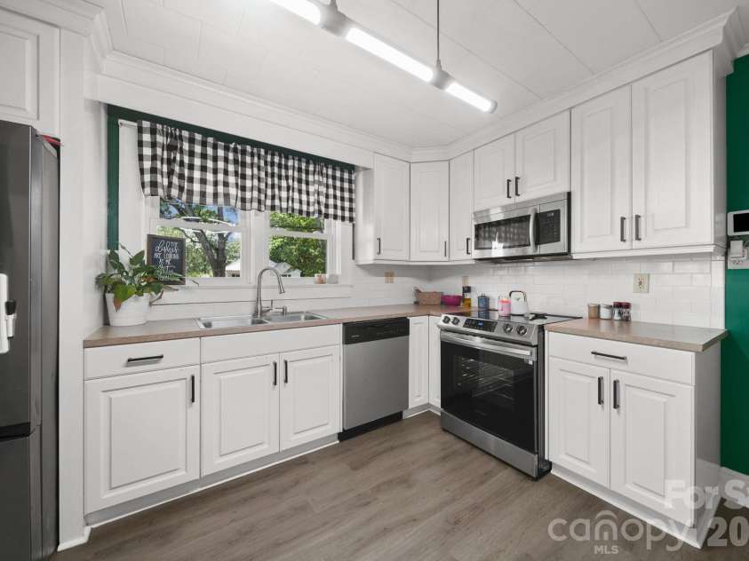 526 5th Street, Albemarle, NC 28001.  MLS# CAR4393552, YatesRealty ID 30564. Kitchen