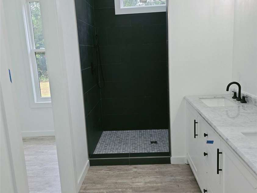 91 Lexi Lane, Tryon, NC 28782.  MLS# CAR4285913, YatesRealty ID 30564. Primary Bathroom