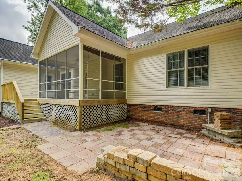 1527 Lavington Court, Gastonia, NC 28056.  MLS# CAR4392348, YatesRealty ID 30565. 