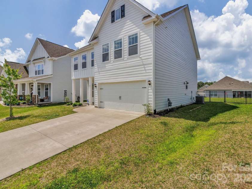 59 Thornberry Road, Hendersonville, NC 28792.  MLS# CAR4278658, YatesRealty ID 30573. 