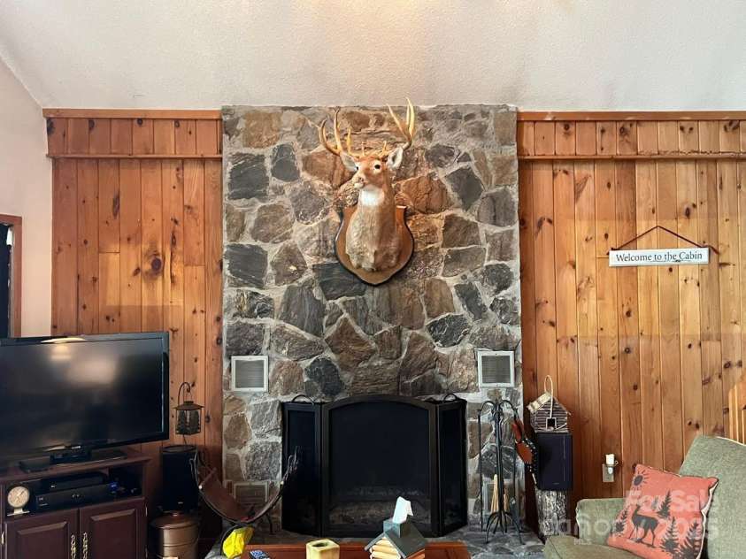 160 Windswept Ridge Road, Franklin, NC 28734.  MLS# CAR4289286, YatesRealty ID 30579. 