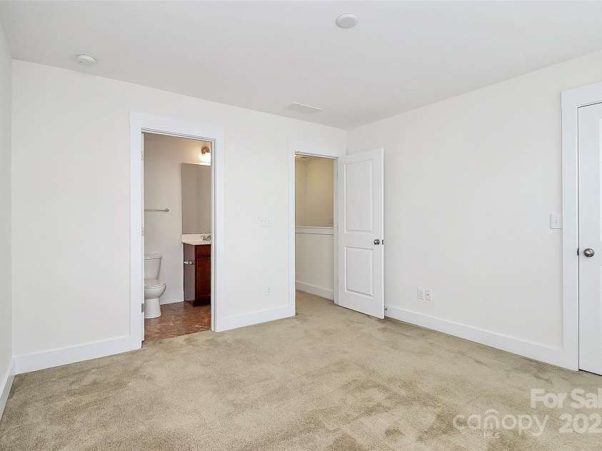 2564 Tranquil Oak Place, Charlotte, NC 28206.  MLS# CAR4289539, YatesRealty ID 30580. 