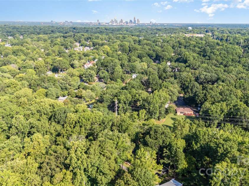 5811 Doncaster Drive, Charlotte, NC 28211.  MLS# CAR4281754, YatesRealty ID 30581. 20 minutes to Uptown, 15 to SP