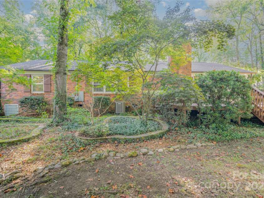 5811 Doncaster Drive, Charlotte, NC 28211.  MLS# CAR4281754, YatesRealty ID 30581. Back Yard