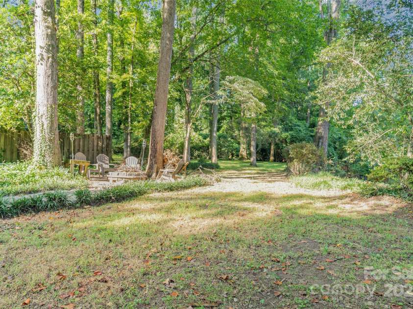5811 Doncaster Drive, Charlotte, NC 28211.  MLS# CAR4281754, YatesRealty ID 30581. Back Yard