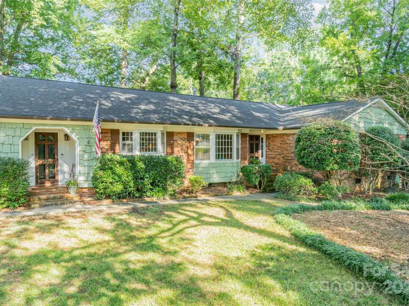 5811 Doncaster Drive, Charlotte, NC 28211.  MLS# CAR4281754, YatesRealty ID 30581. Come home to this cozy cottage!