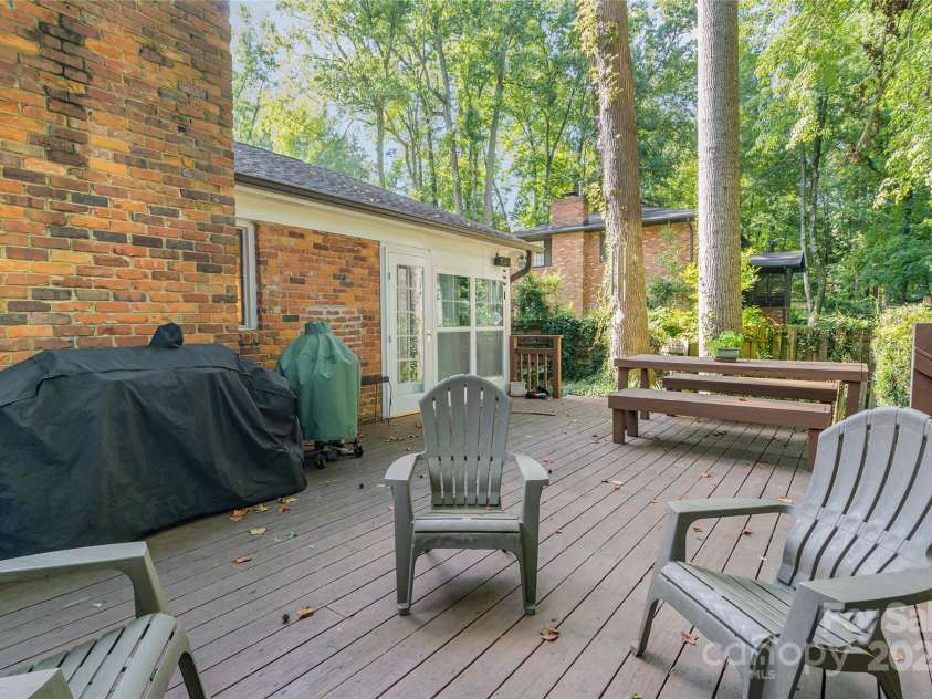 5811 Doncaster Drive, Charlotte, NC 28211.  MLS# CAR4281754, YatesRealty ID 30581. Deck