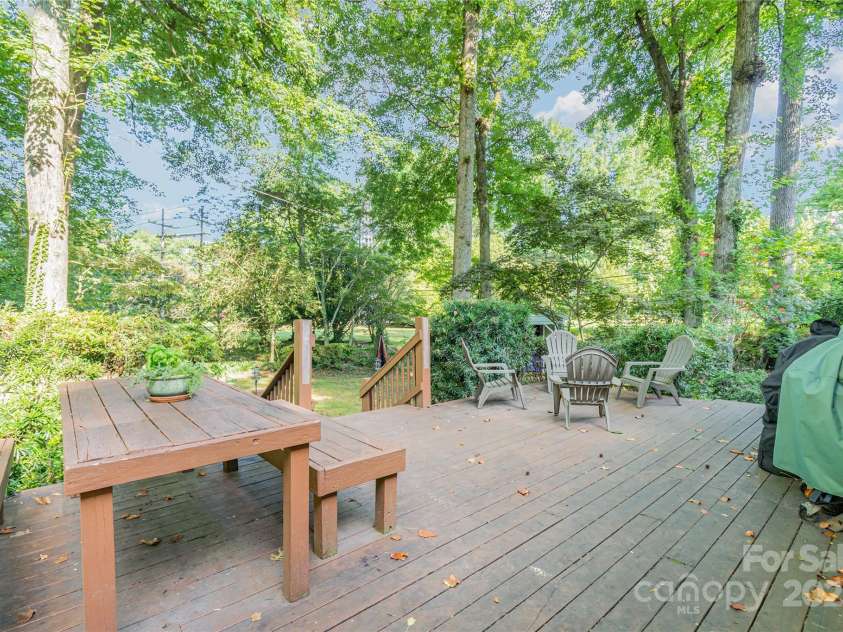 5811 Doncaster Drive, Charlotte, NC 28211.  MLS# CAR4281754, YatesRealty ID 30581. Deck