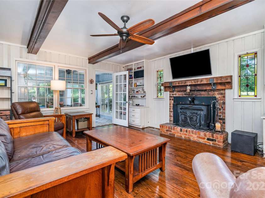5811 Doncaster Drive, Charlotte, NC 28211.  MLS# CAR4281754, YatesRealty ID 30581. Den