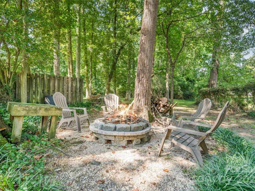 5811 Doncaster Drive, Charlotte, NC 28211.  MLS# CAR4281754, YatesRealty ID 30581. Fire Pit