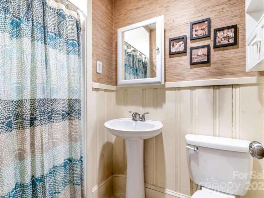 5811 Doncaster Drive, Charlotte, NC 28211.  MLS# CAR4281754, YatesRealty ID 30581. Full Hall Bath