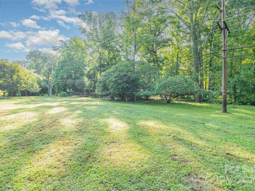 5811 Doncaster Drive, Charlotte, NC 28211.  MLS# CAR4281754, YatesRealty ID 30581. Other side of the yard