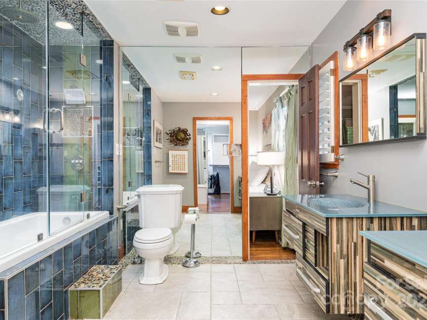 5811 Doncaster Drive, Charlotte, NC 28211.  MLS# CAR4281754, YatesRealty ID 30581. Primary Bathroom