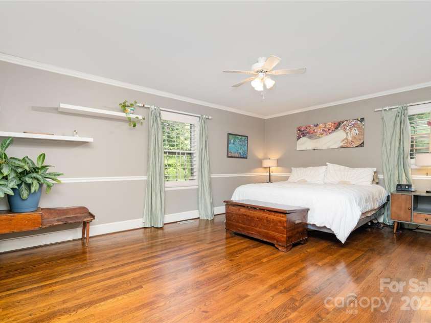 5811 Doncaster Drive, Charlotte, NC 28211.  MLS# CAR4281754, YatesRealty ID 30581. Primary Bedroom