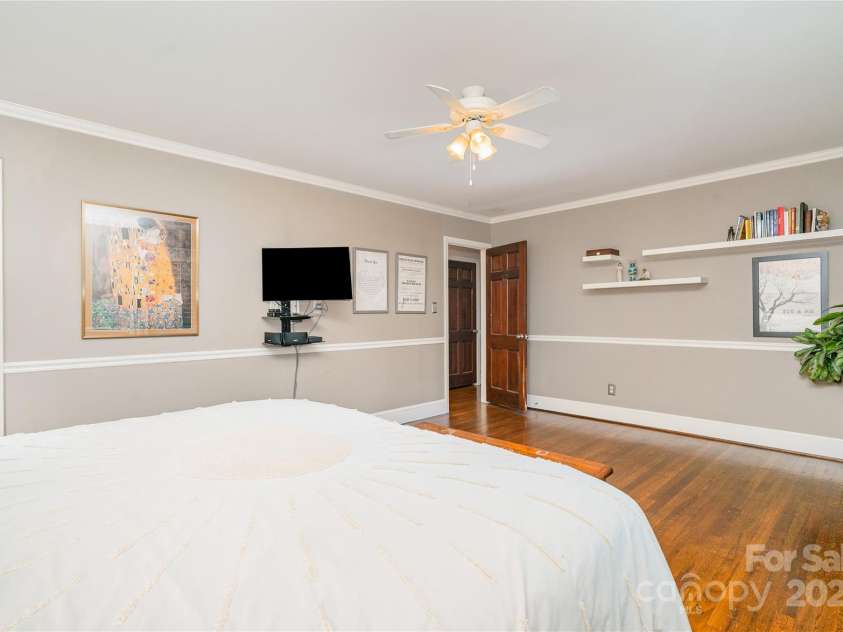 5811 Doncaster Drive, Charlotte, NC 28211.  MLS# CAR4281754, YatesRealty ID 30581. Primary Bedroom