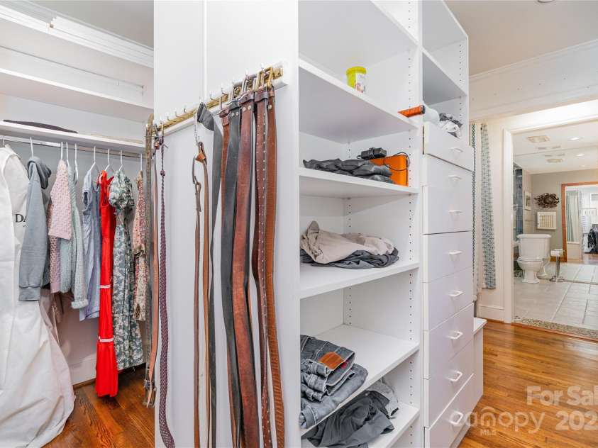 5811 Doncaster Drive, Charlotte, NC 28211.  MLS# CAR4281754, YatesRealty ID 30581. Primary Closet