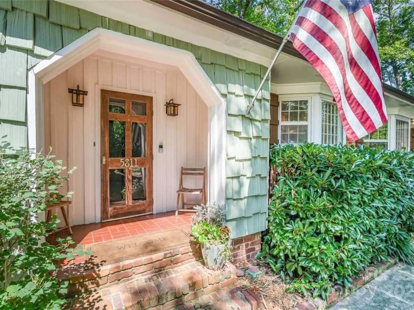 5811 Doncaster Drive, Charlotte, NC 28211.  MLS# CAR4281754, YatesRealty ID 30581. Side Entry