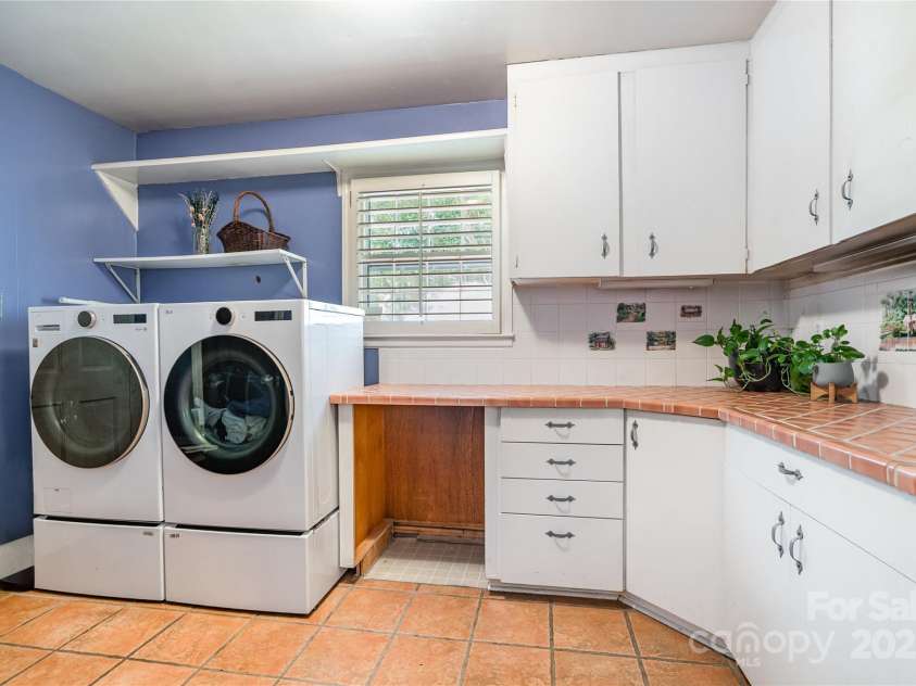 5811 Doncaster Drive, Charlotte, NC 28211.  MLS# CAR4281754, YatesRealty ID 30581. Utility/drop zone/pantry