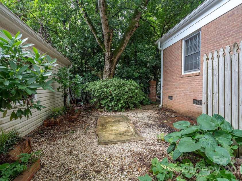 1240 Worcaster Place, Charlotte, NC 28211.  MLS# CAR4289745, YatesRealty ID 30582. 
