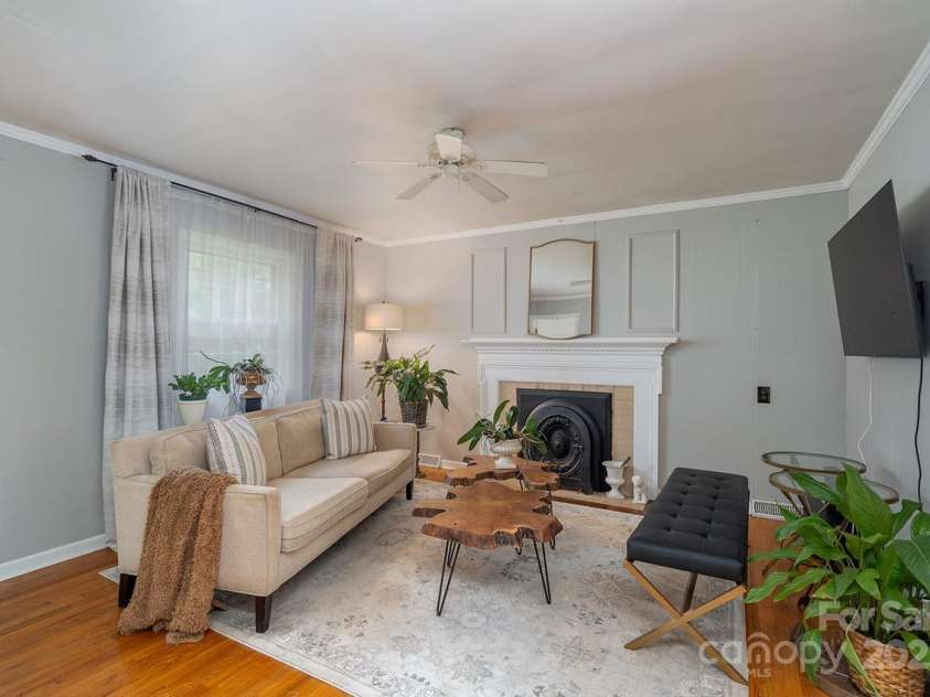 1240 Worcaster Place, Charlotte, NC 28211.  MLS# CAR4289745, YatesRealty ID 30582. 