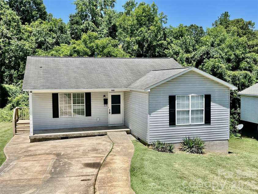 908 Green Street, Salisbury, NC 28144.  MLS# CAR4393782, YatesRealty ID 30584. 