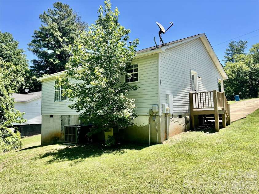 908 Green Street, Salisbury, NC 28144.  MLS# CAR4393782, YatesRealty ID 30584. 