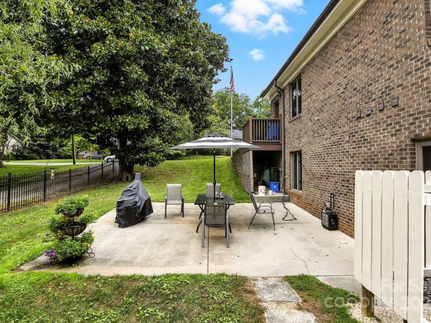 530 5th Street, Hickory, NC 28601.  MLS# CAR4289321, YatesRealty ID 30585. Apartment patio with dining and umbrella